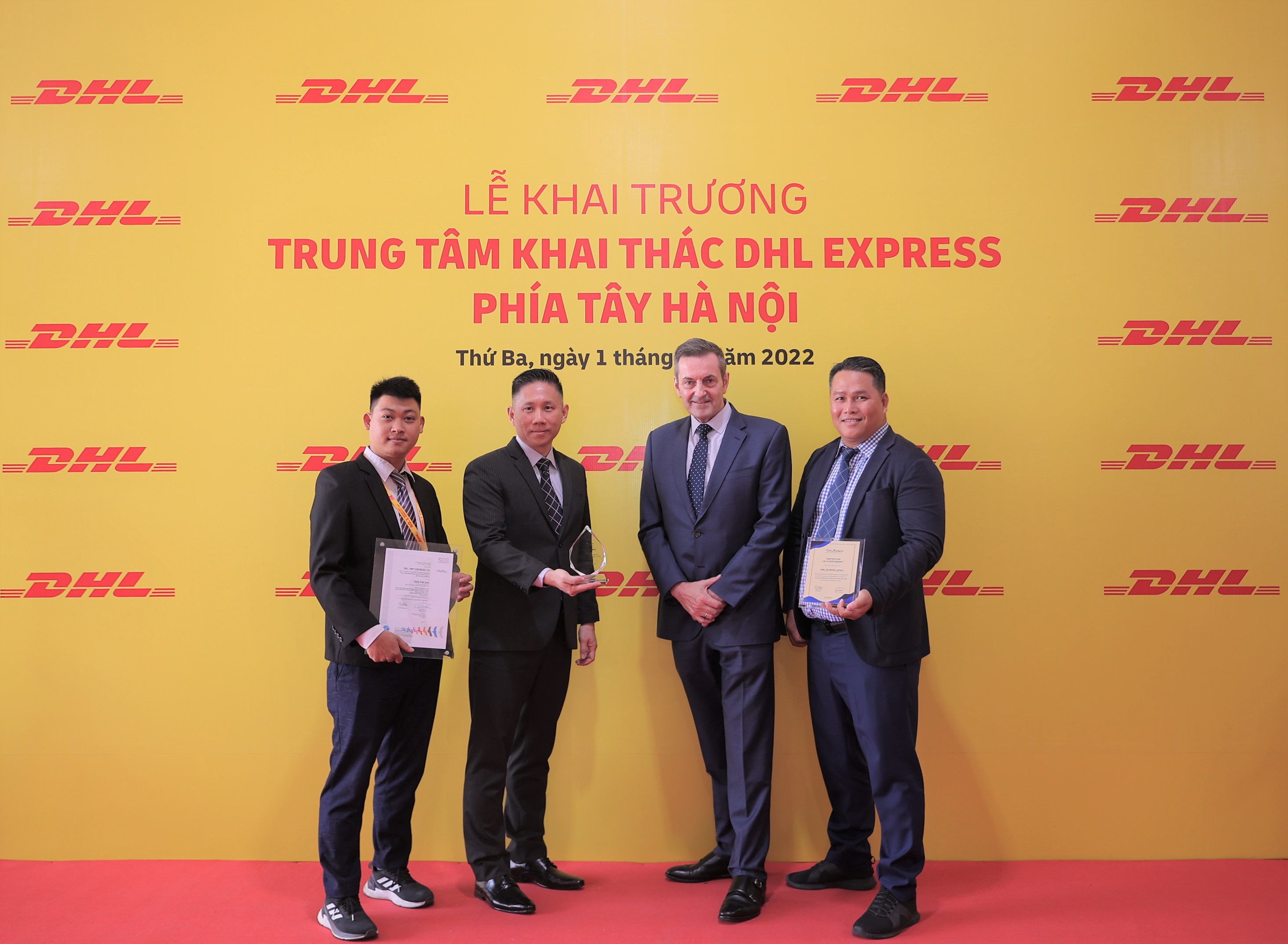 Mr Travis Cobb EVP Global Network Aviation  Operations of DHL Express left receiving the 100