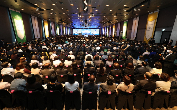 Approximately 500 Pastors and Clergy listened to Chairman Lee Man Hee testify the book of Revelation