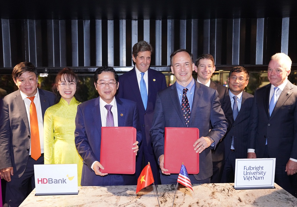 HDBank signs the agreement with Fulbright University Vit Nam on September 10 in the presence of John Kerry, the US Special Presidential Envoy for Climate, Scott Nathan, chief executive of the US International Development Finance Corporation. Photo courtesy of the bank.