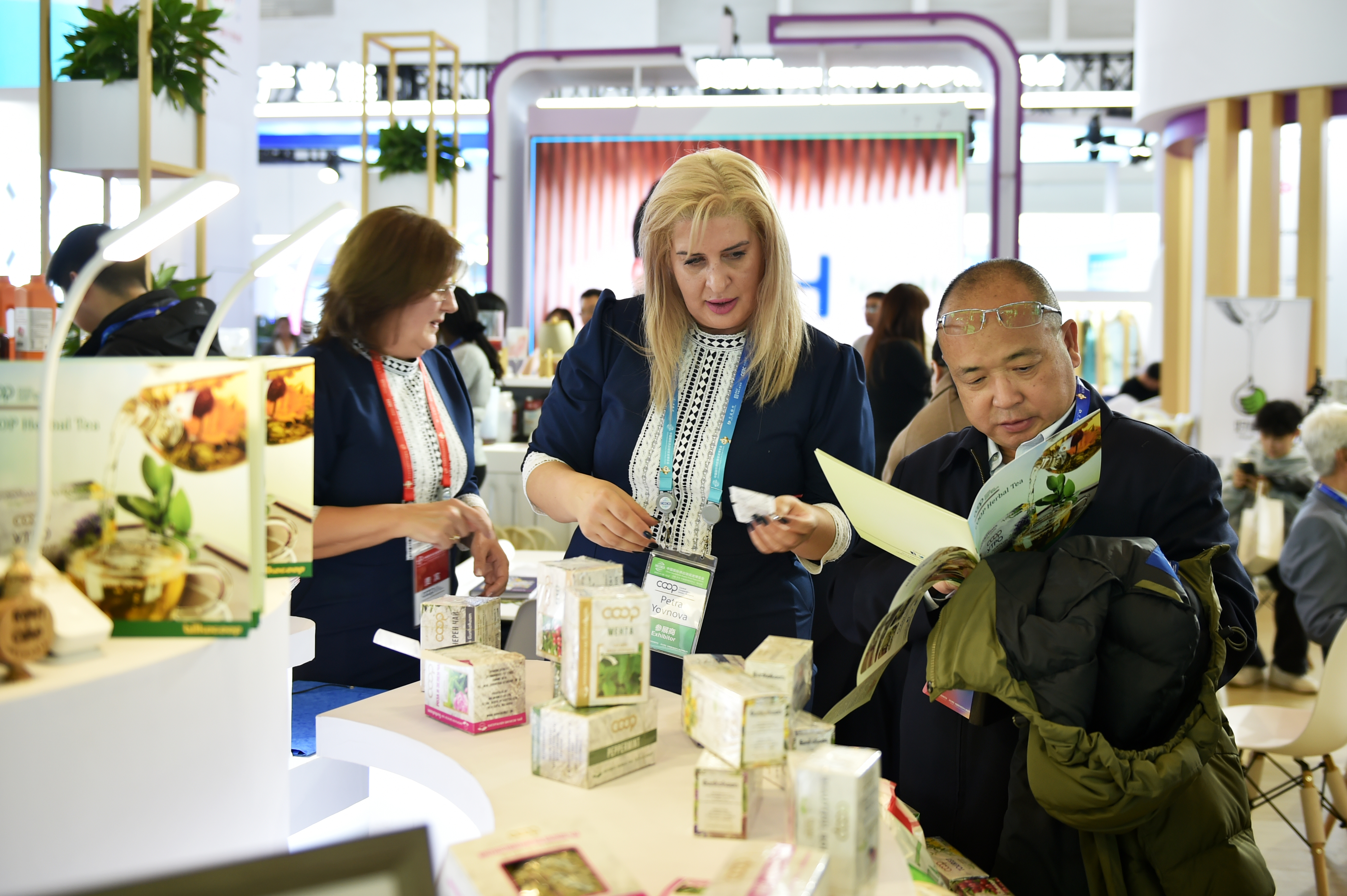 Participants browse the products. (China News Network/Li Jun)