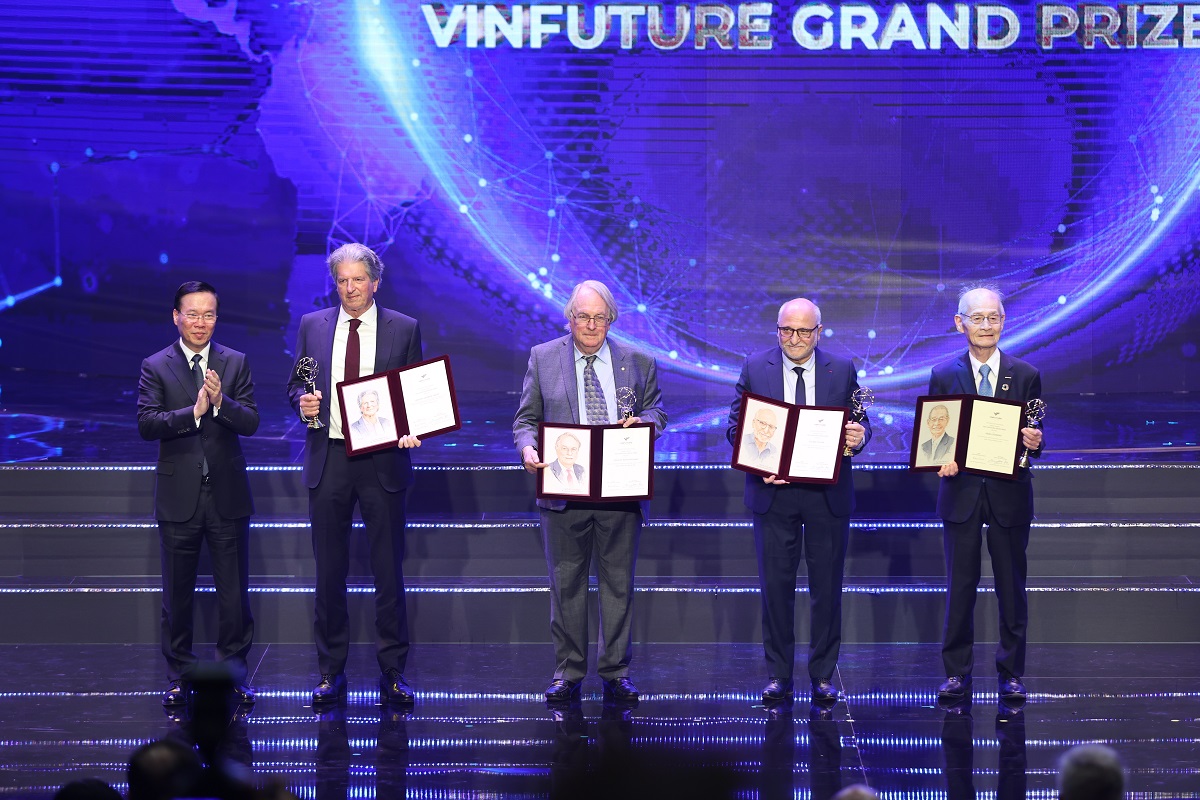 His Excellency Vo Van Thuong - the President of the Socialist Republic of Viet Nam awarded the VinFuture Main Prize worth $3 million to 4 winners.
