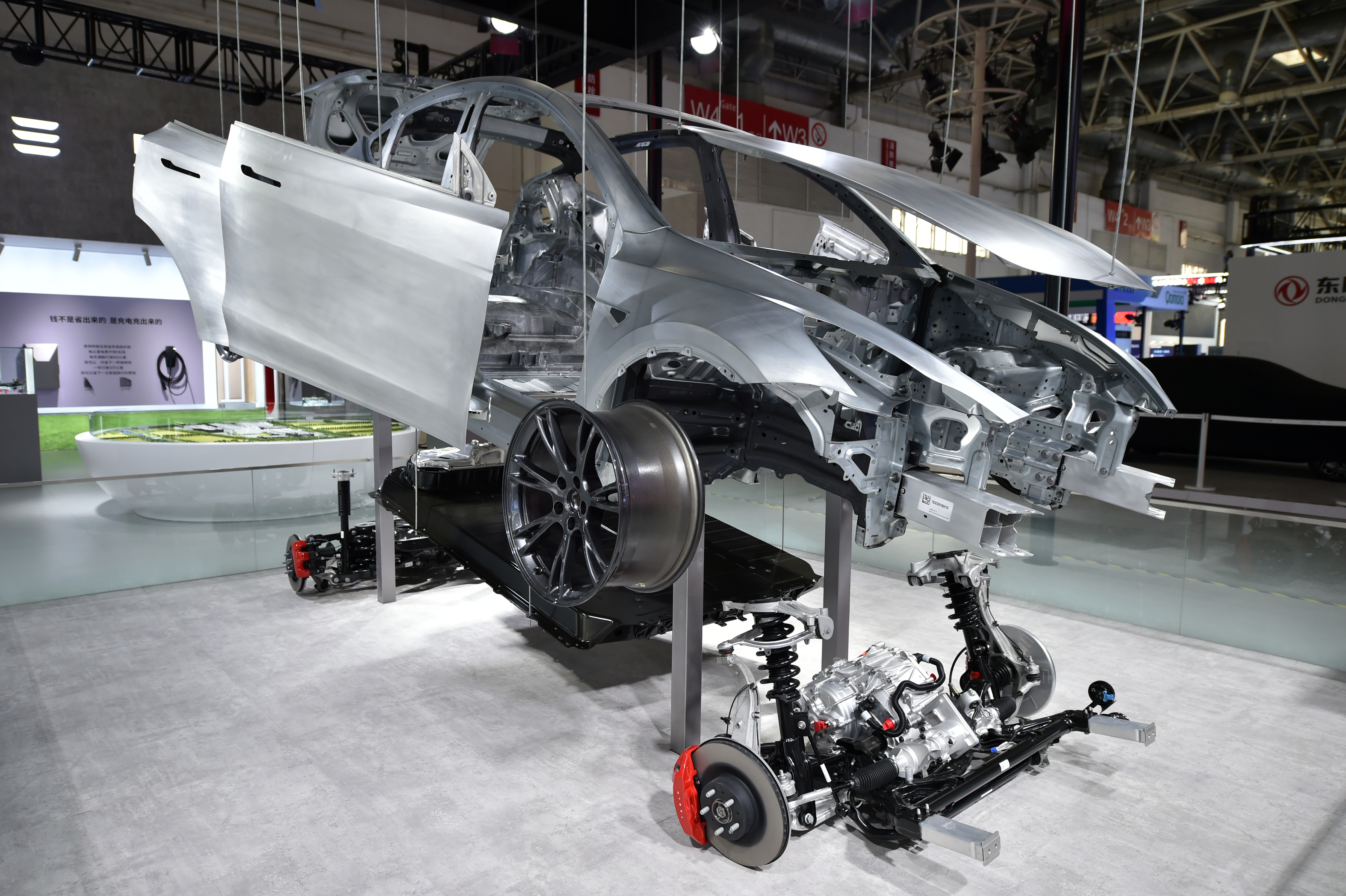 The body structure of Model Y was exhibited at the stand of Tesla. (China News Network/Li Jun)