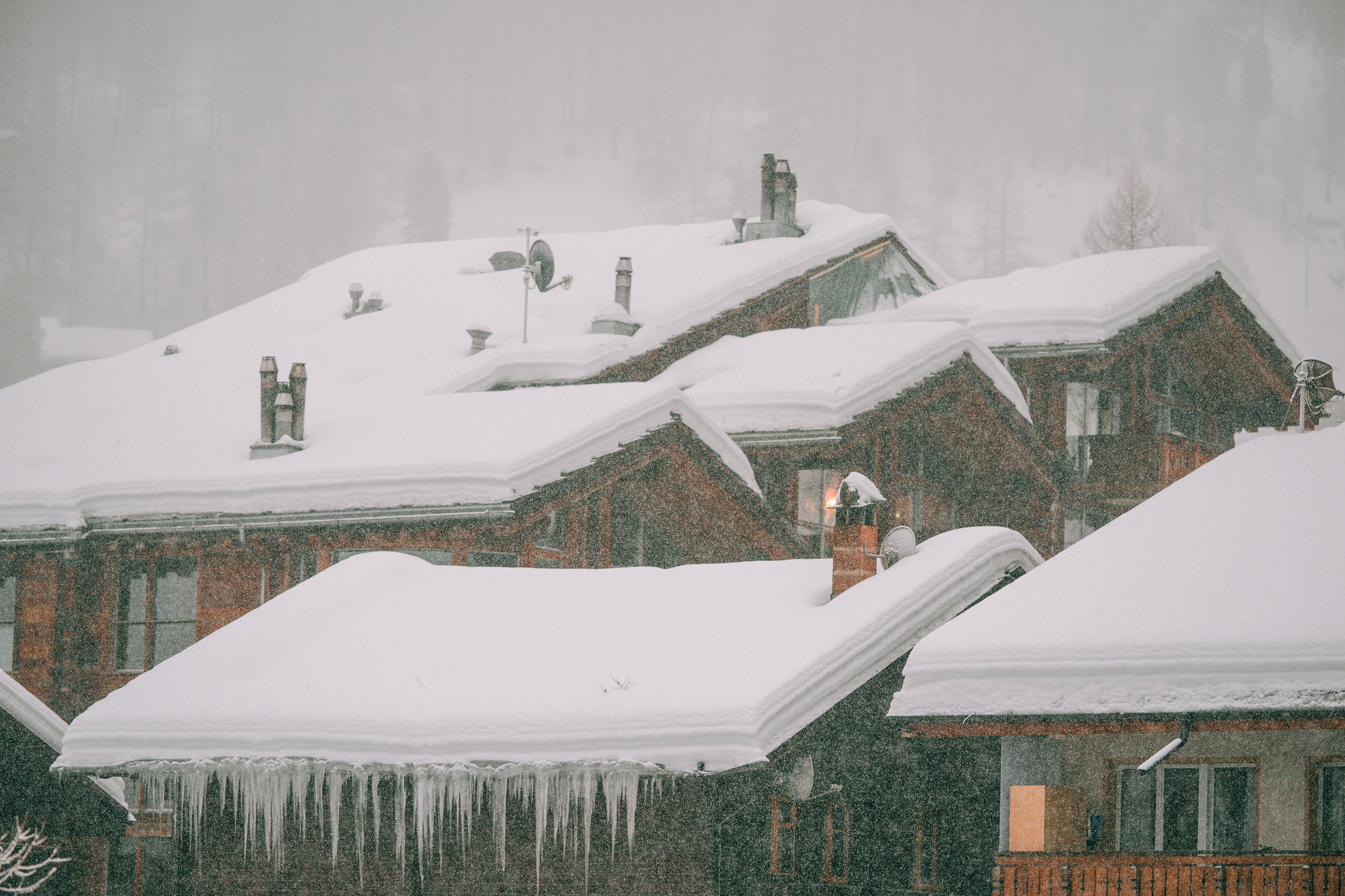 В окрестностях города местами еще лежит снег. Снег на крыше. Заснеженная крыша. Заснеженные крыши домов. Снежный навес на крыше это.