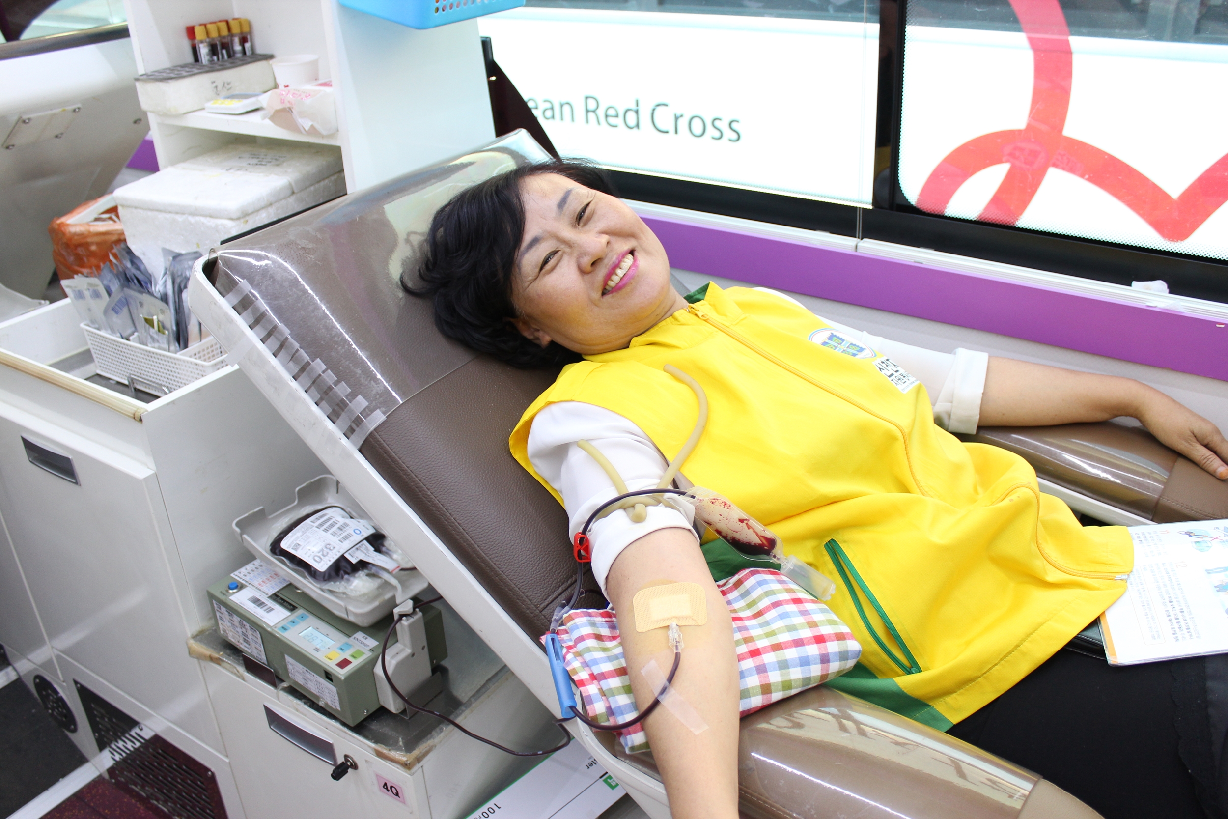 A member of the Shincheonji Volunteer Group Ulsan branch is participating in blood donation