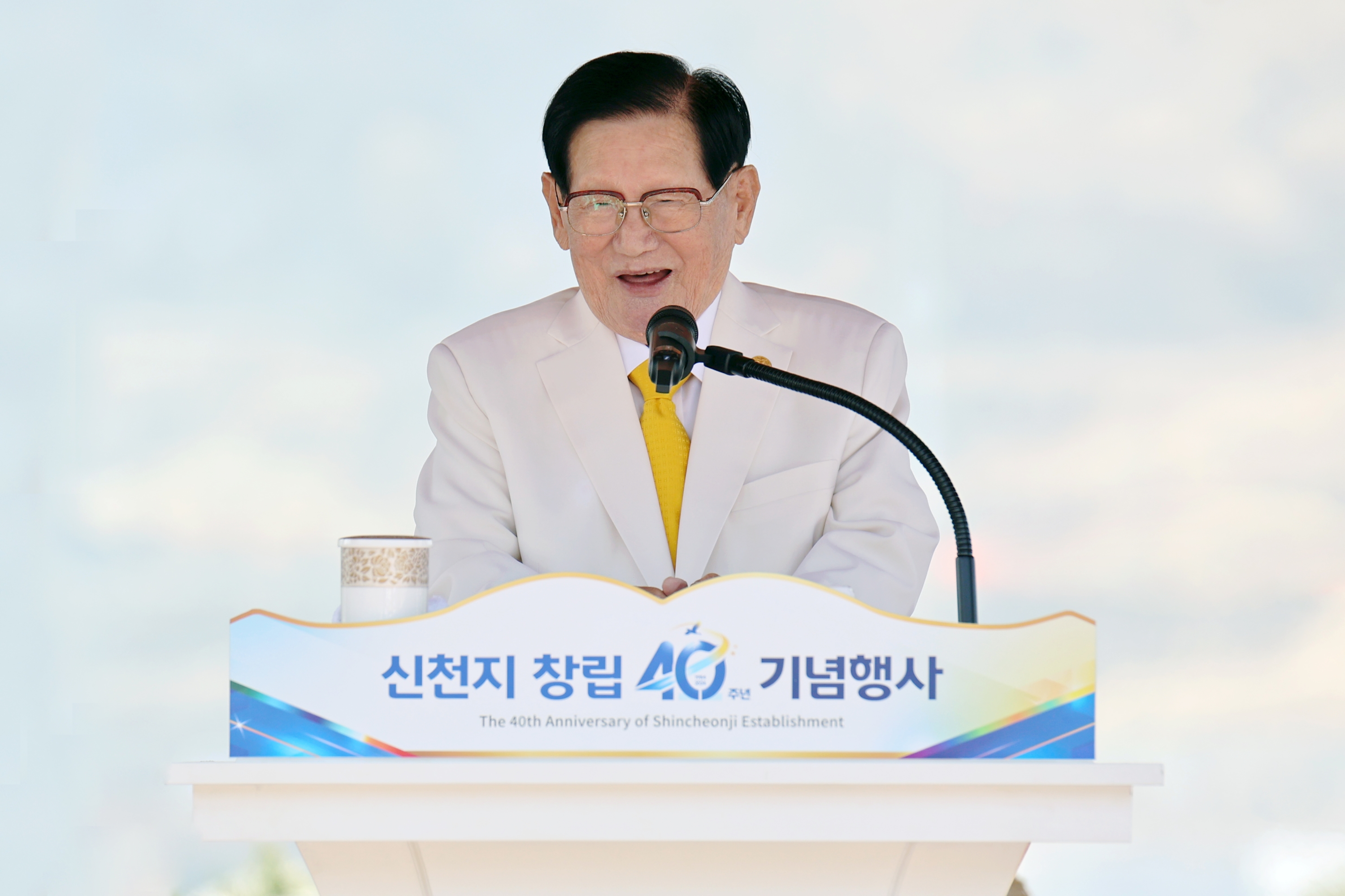 On the morning of the 14th Chairman Man hee Lee is giving a sermon during the 40th anniversary cerem
